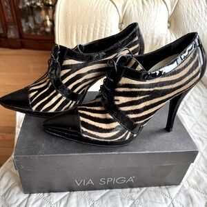 VIA SPIGA Zebra / Shiny Black Leather Heels